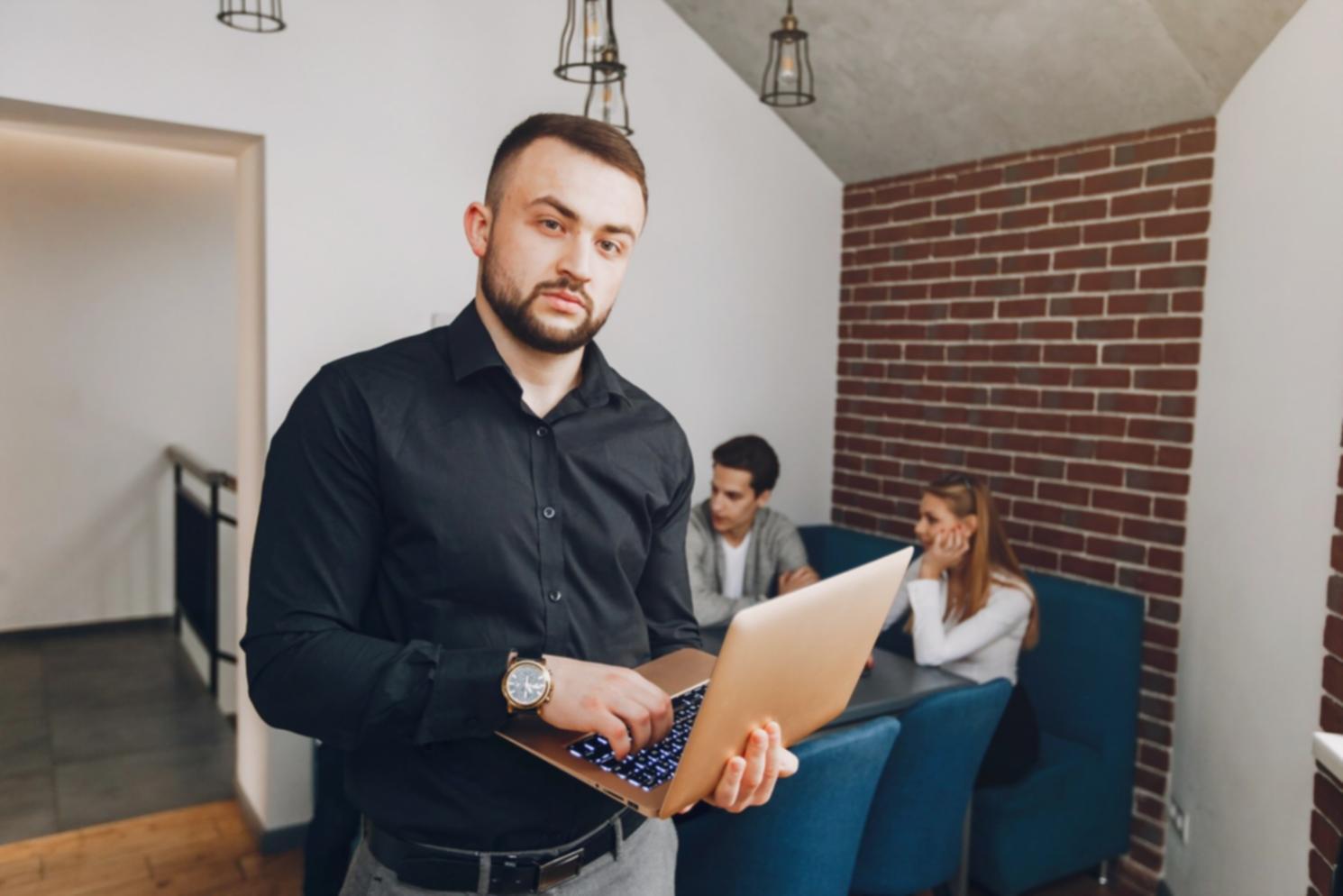 Skupina studentů při práci s finančními dokumenty